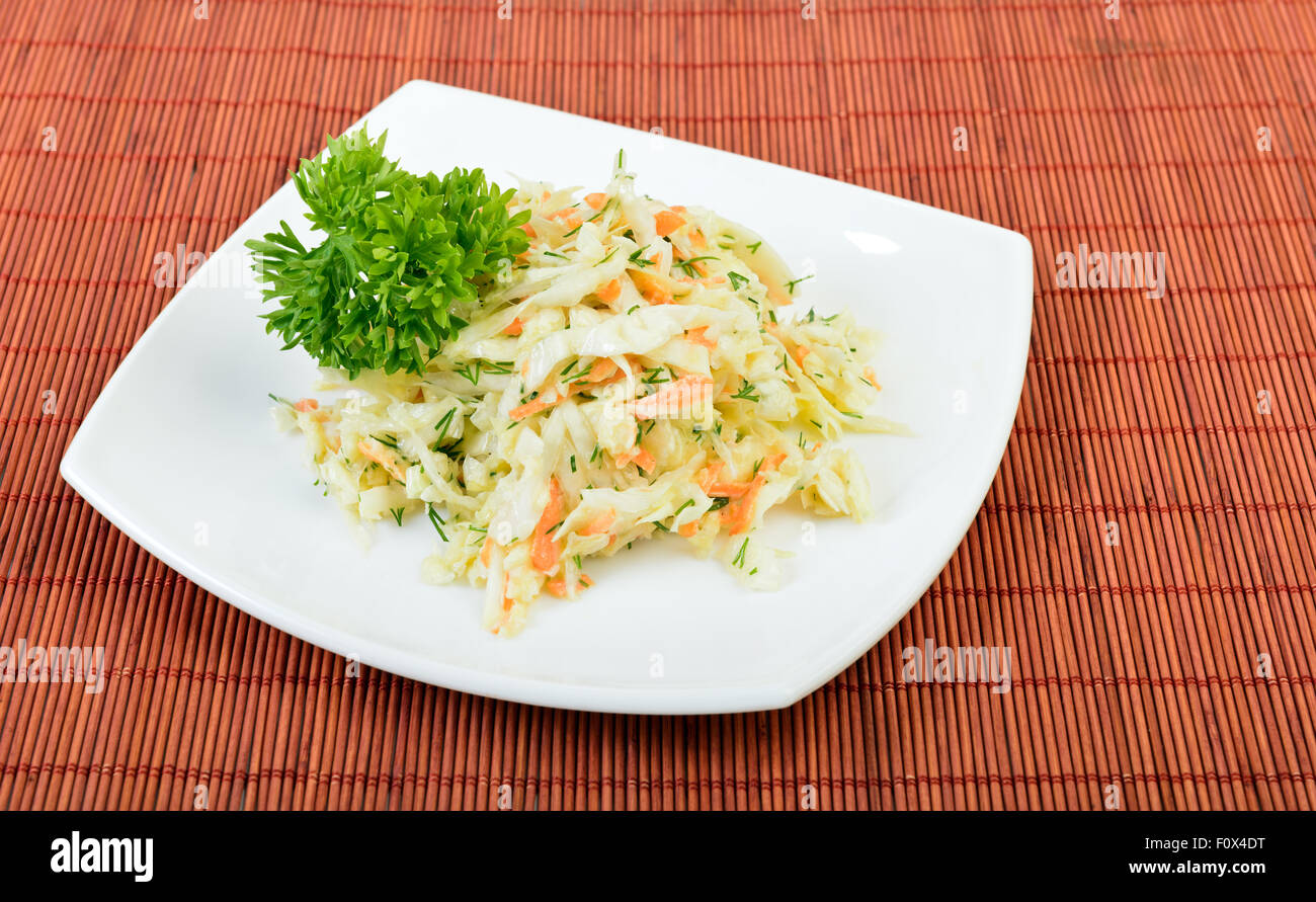 Plato de Ensalada coleslaw en mesa Foto de stock
