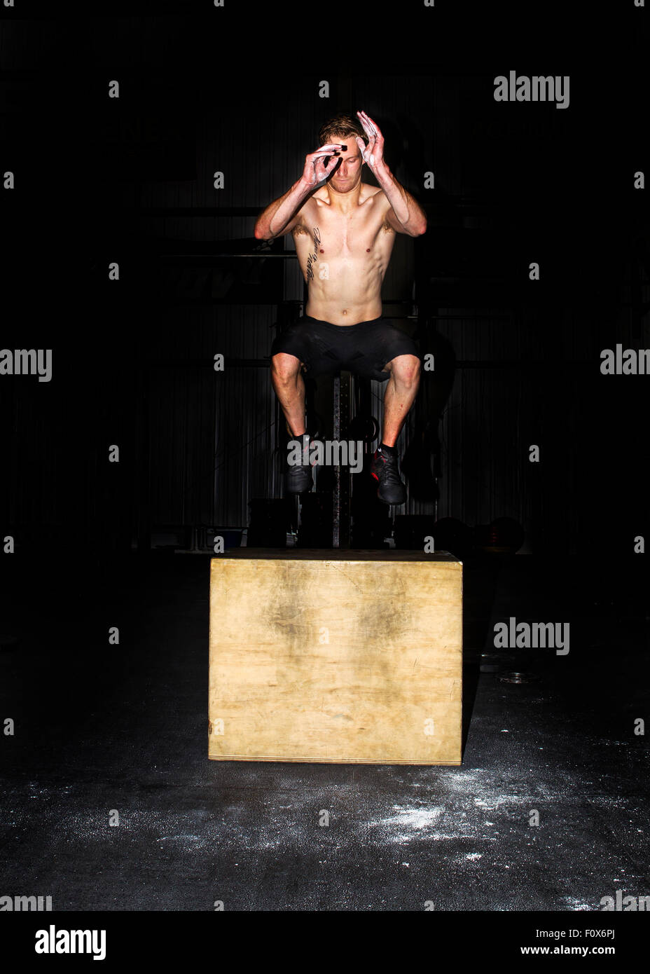 Atleta Crossfit haciendo saltos de cuadro Foto de stock