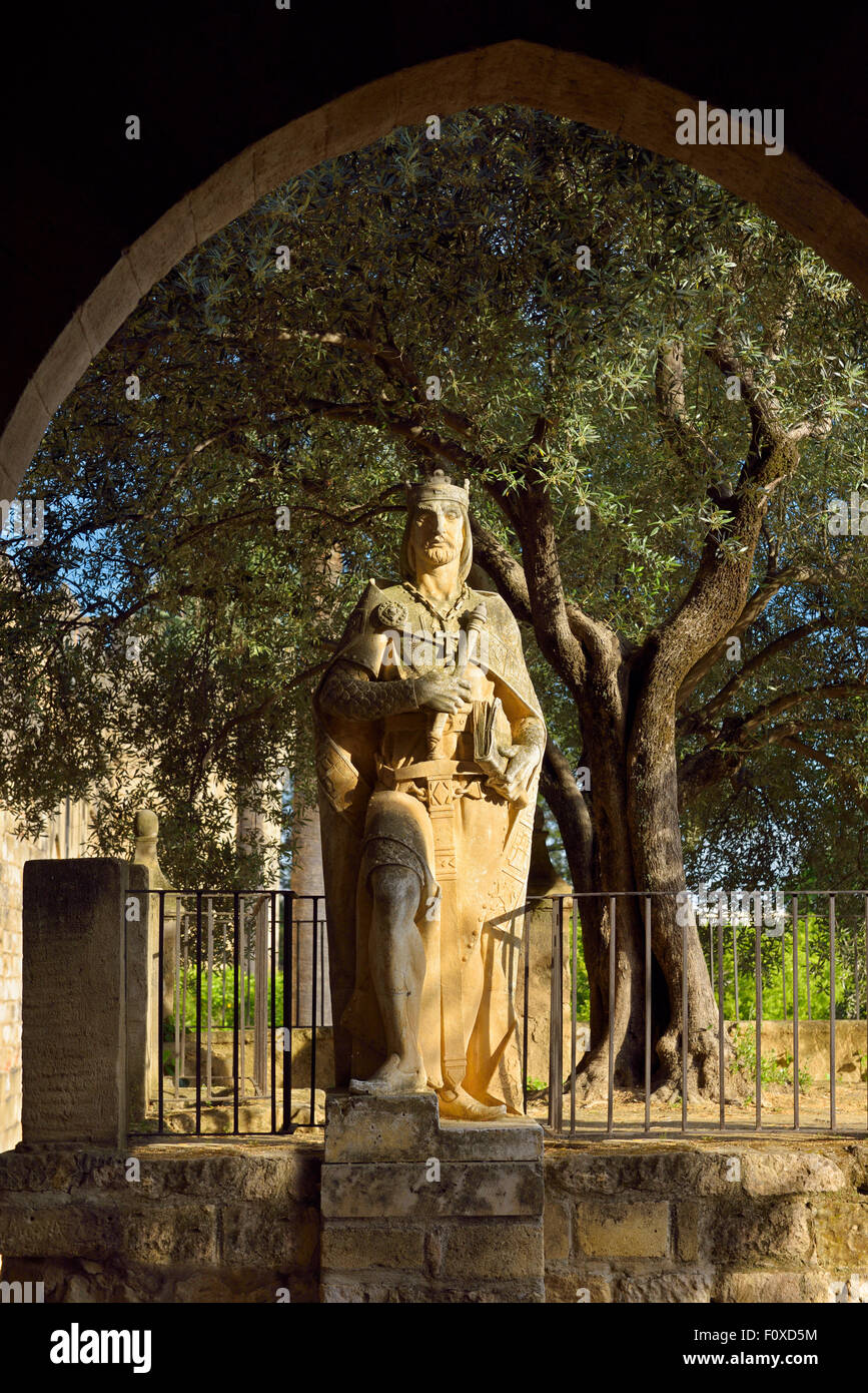 Estatua de Alfonso XI de Castilla que reconstruyó el Alcázar de los Reyes Cristianos en Córdoba España Foto de stock