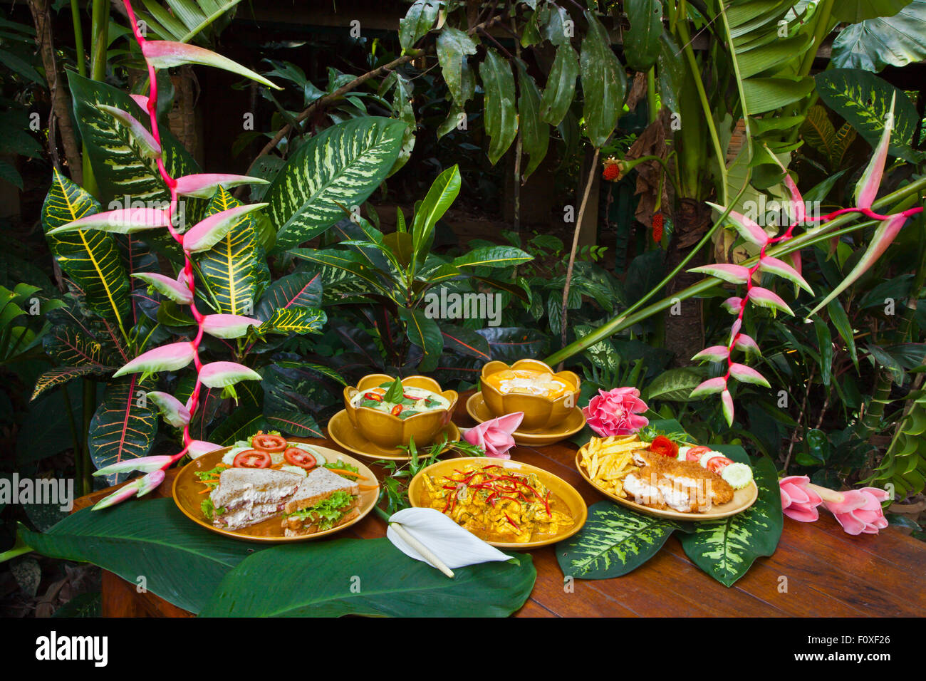 Se sirve comida deliciosa en cualquier momento en la Ribera CASAS RURALES EN KHO SOK, un lugar perfecto para alojarse y visitar el Parque Nacional de Kho Sok - Foto de stock