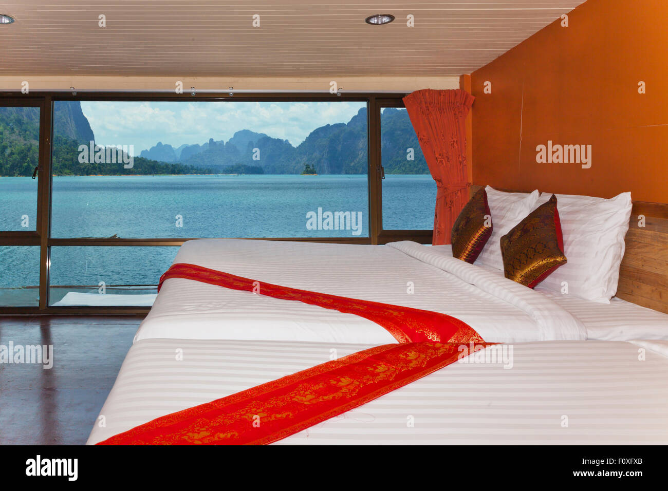 Dormitorio en balsa PANVAREE House que ofrece alojamientos de gama alta en CHEOW EN lago en el Parque Nacional de Khao Sok - Tailandia Foto de stock