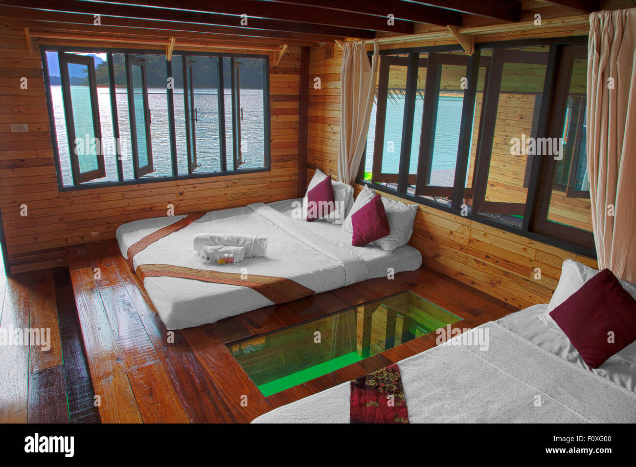 Dormitorio en KEEREE WARIN BALSA House que ofrece alojamientos de gama alta de CHEOW EN lago en el Parque Nacional de Khao Sok Tha Foto de stock