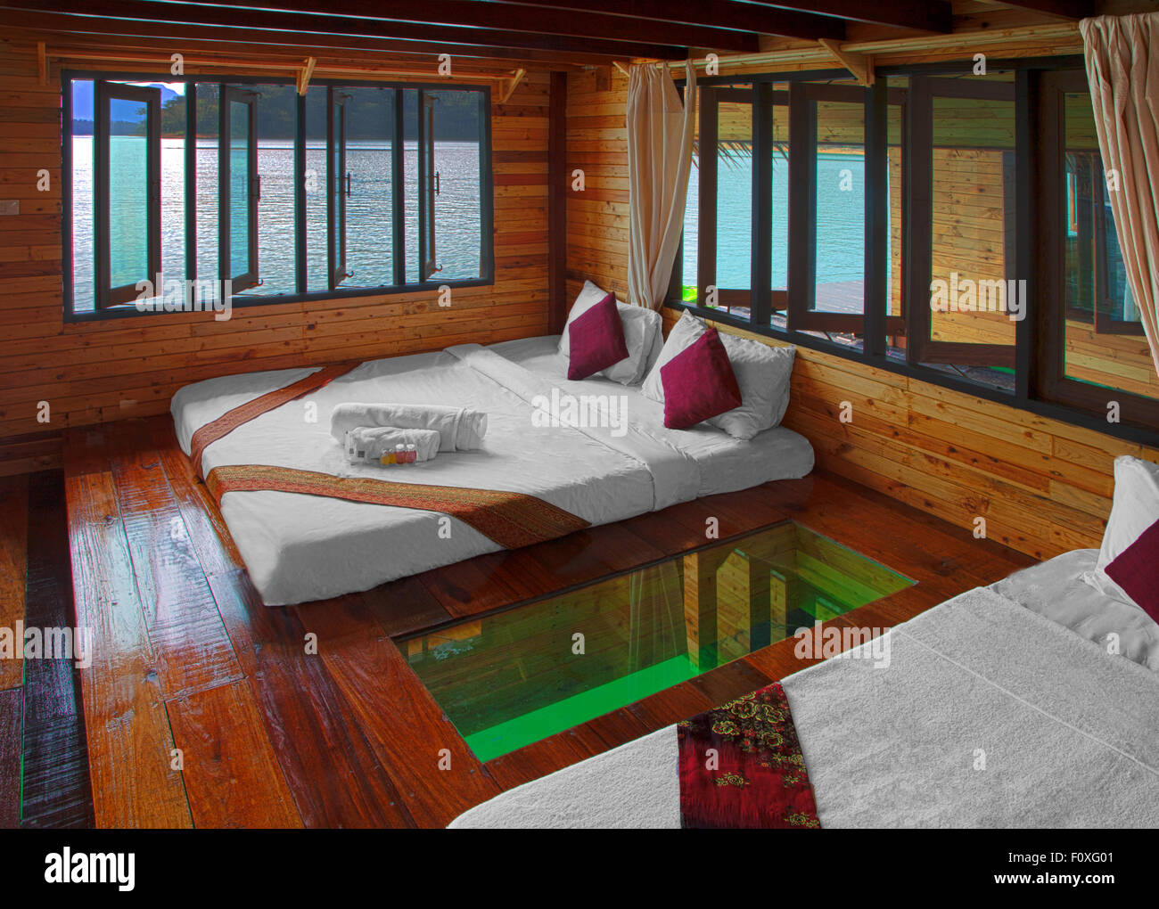 Dormitorio en KEEREE WARIN BALSA House que ofrece alojamientos de gama alta de CHEOW EN lago en el Parque Nacional de Khao Sok Tha Foto de stock