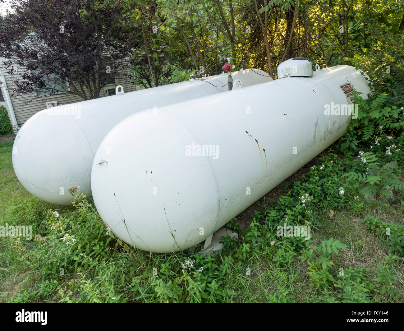 tanques de gas propano cerca de casa en el área Fuente para cocinar y calefacción Fotografía de stock - Alamy