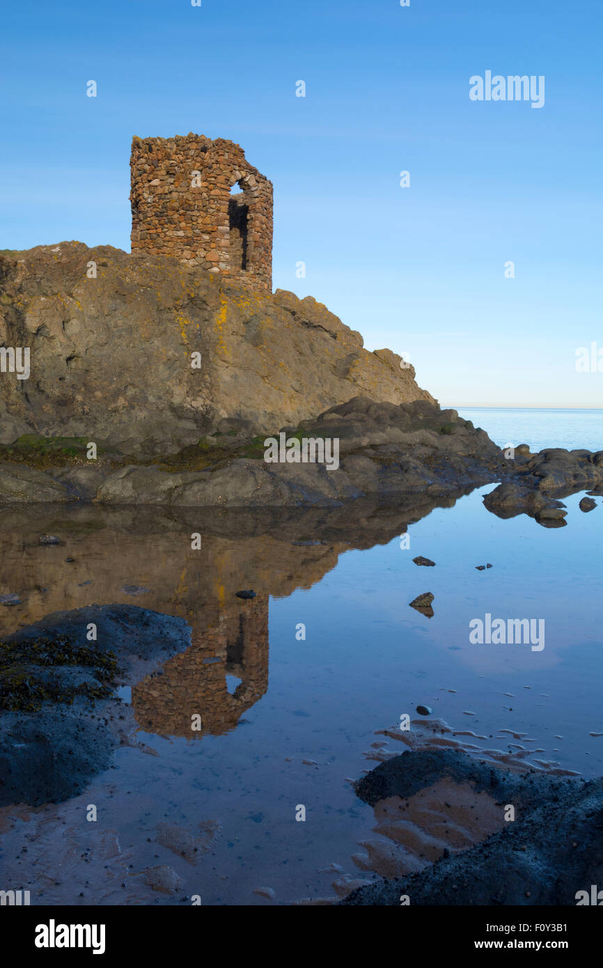 Lady's Tower en el east neuk de Fife, cerca de la localidad costera de Elie Foto de stock