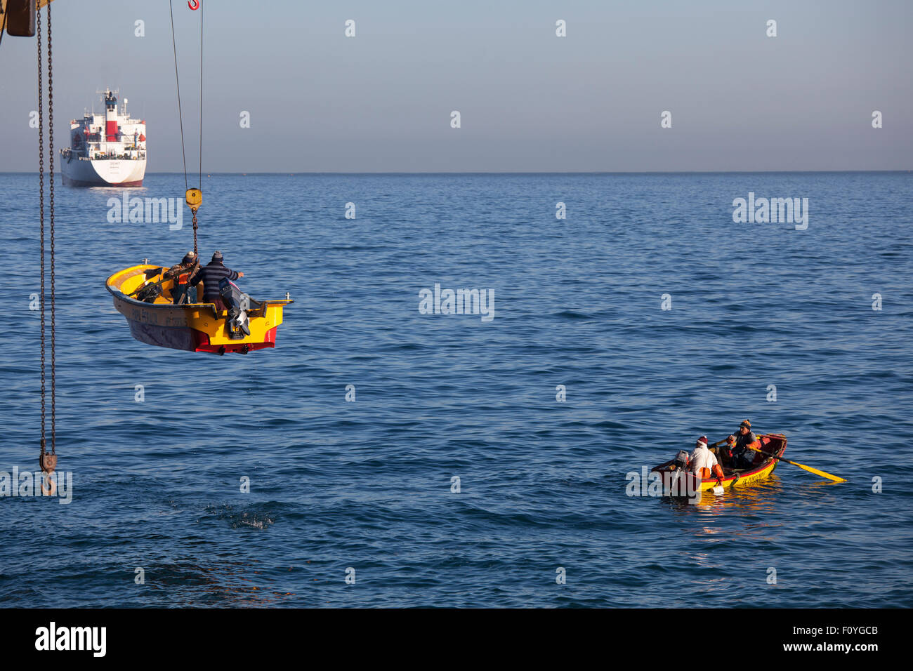 Siendo jowered barco de pesca en el Mar, Valparaíso, Chile Foto de stock