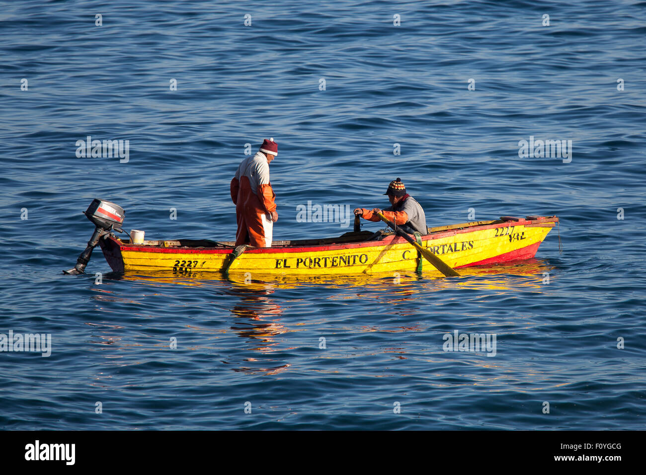 Los pescadores en barcos de pesca frente a la costa en Valparaíso, Chile Foto de stock