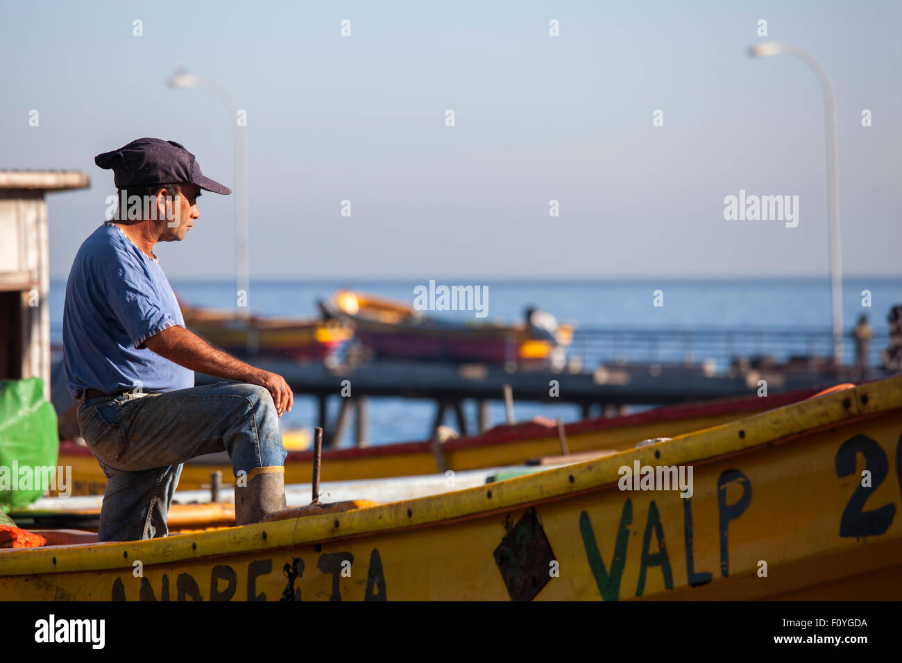 Pescador en barco de pesca en Valparaíso, Chile Foto de stock