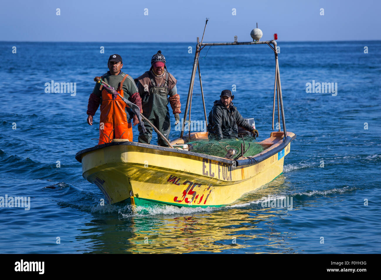 Los pescadores en bote en Quintay, Chile Foto de stock