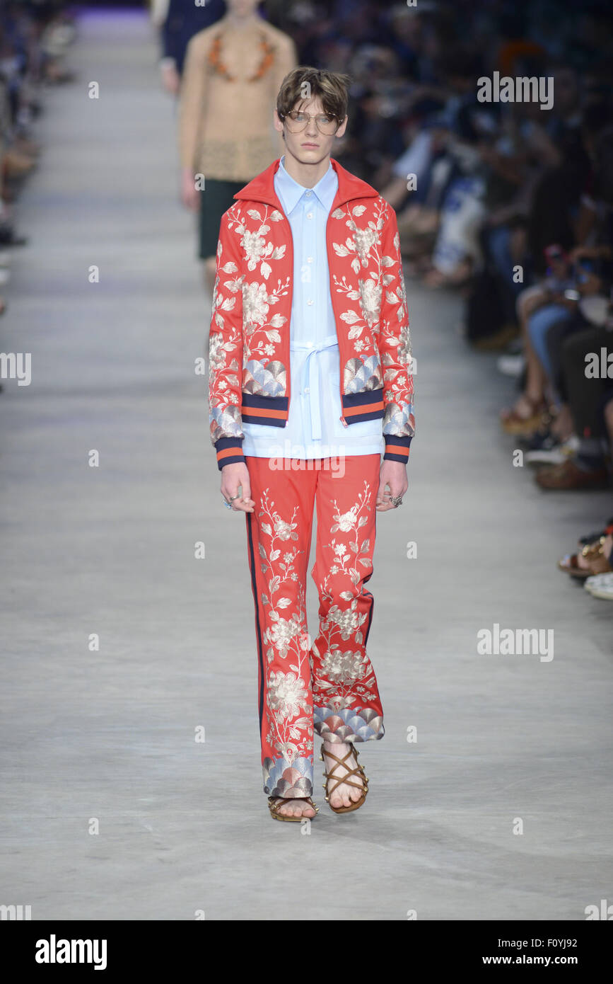 Los hombres la Semana de la moda de Milán Primavera/Verano 2016 - Gucci -  Pasarela donde: Milán, Italia cuando: 22 Jun 2015 Fotografía de stock -  Alamy