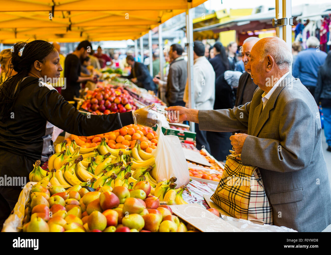 La Batte mercado dominical en Lieja, Bélgica Foto de stock