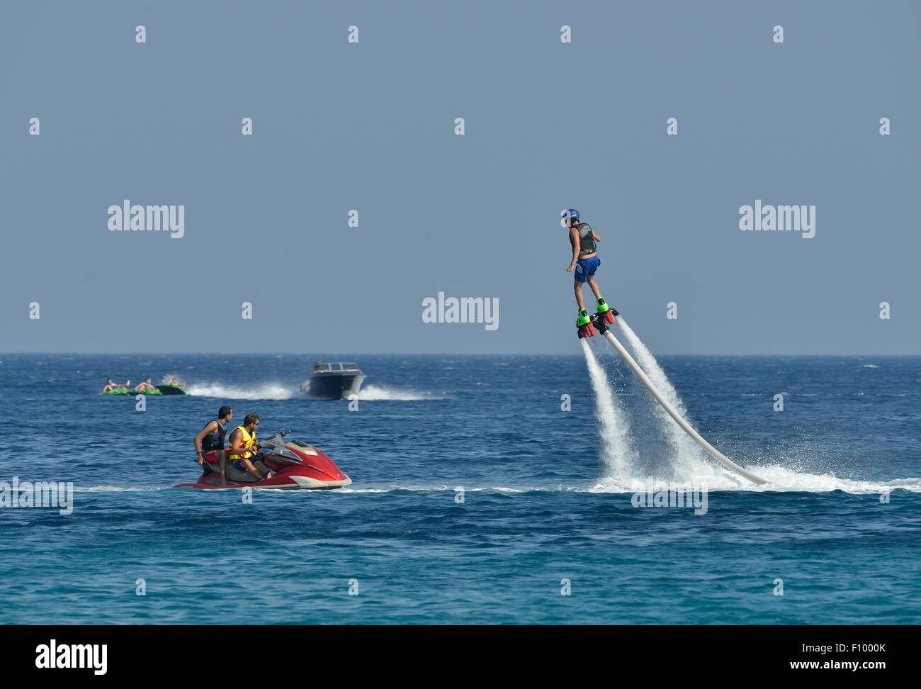 Deportes acuáticos en la playa de Super Paradise, agua jetpack, Mykonos Cyclades, Grecia Foto de stock