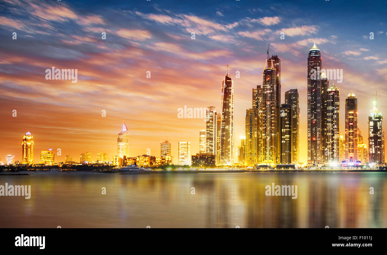 Horizonte de Dubai Marina, visto desde Palm Jumeirah Foto de stock