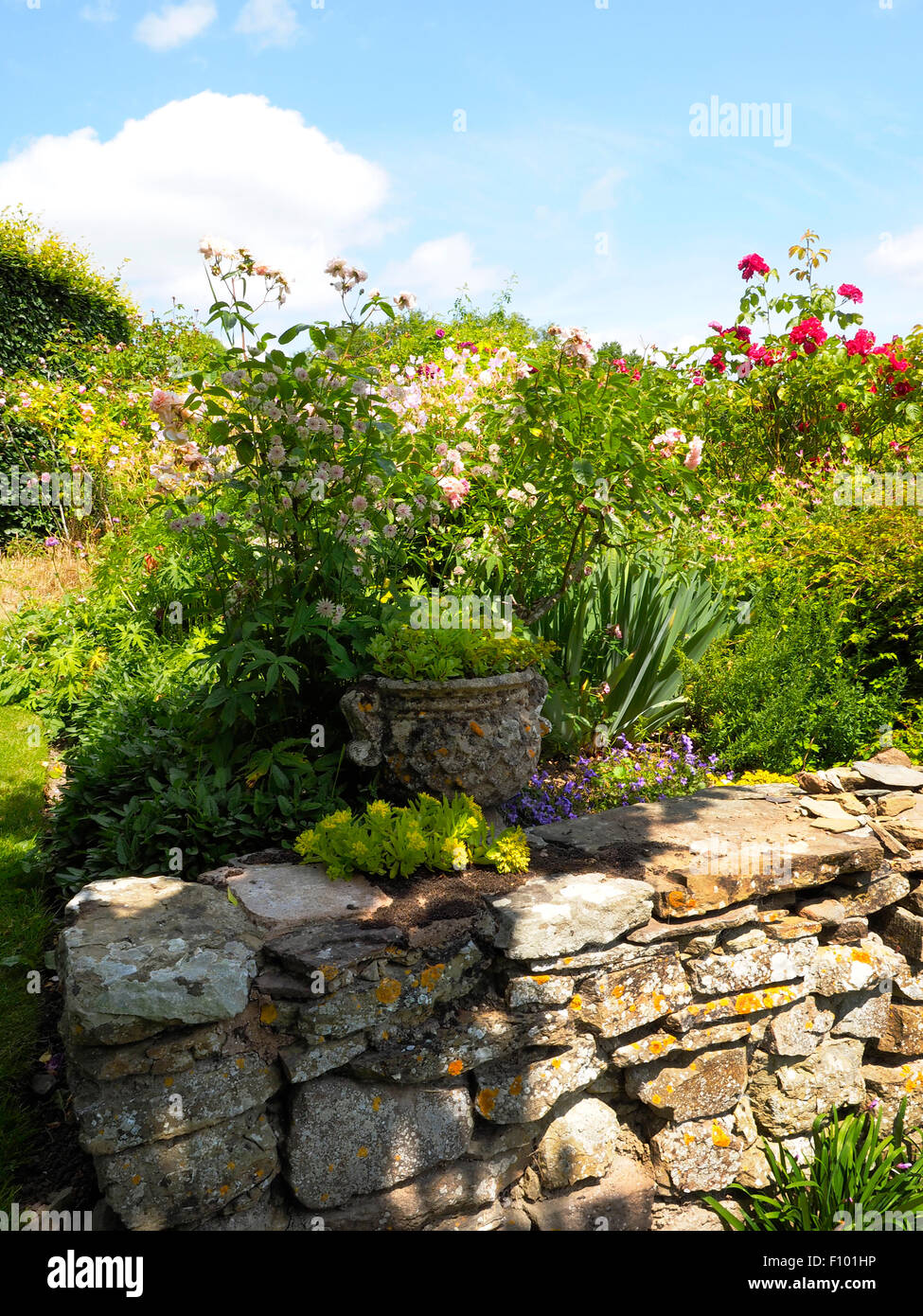 Muro de piedra seca en los jardines, en los terrenos de Croft Castle Foto de stock