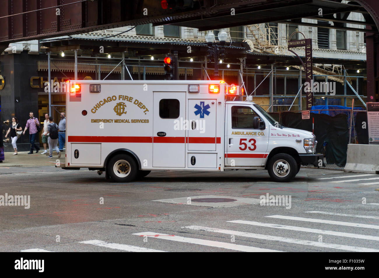 Una ambulancia del Departamento de Bomberos de Chicago asisten a una emergencia en Wabash Avenue. Foto de stock