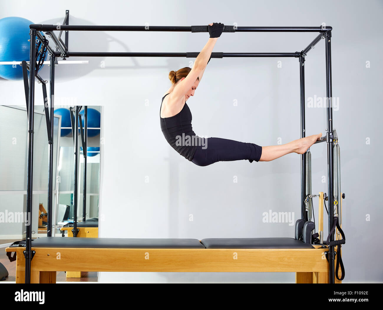 Mujer pilates en cadillac reformador acrobático de ejercicio en el gimnasio  Fotografía de stock - Alamy