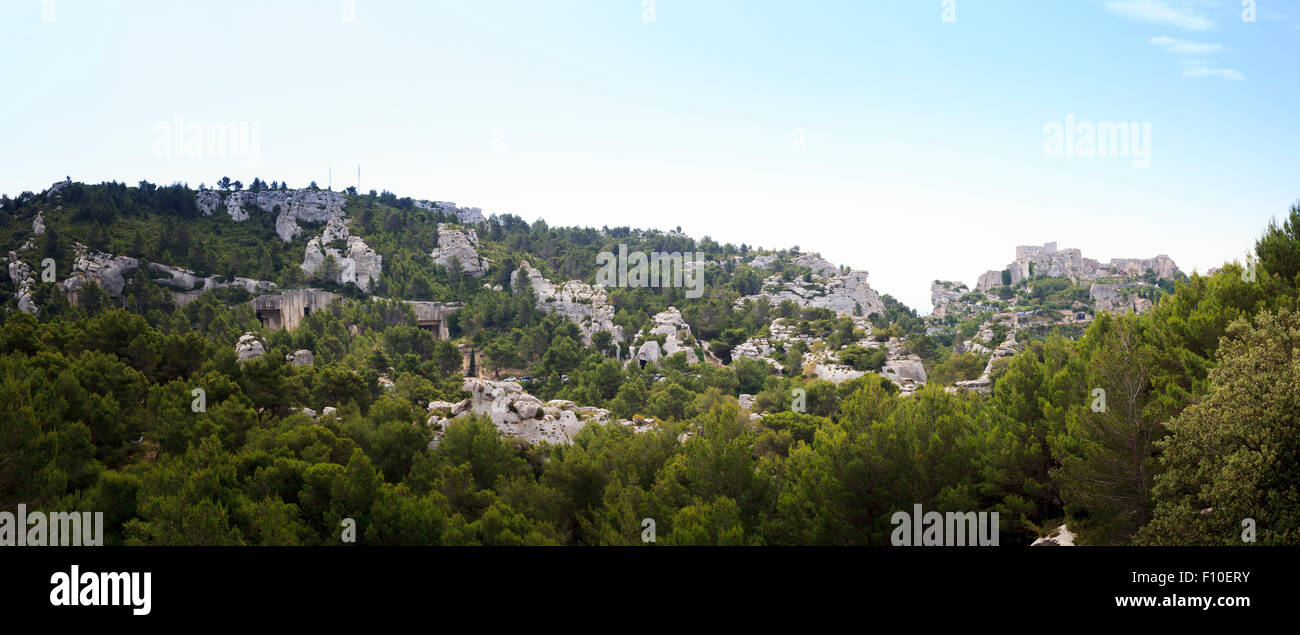 Panorama de extrema Les Baux-de-Provence y el campo en la Provenza francesa Foto de stock