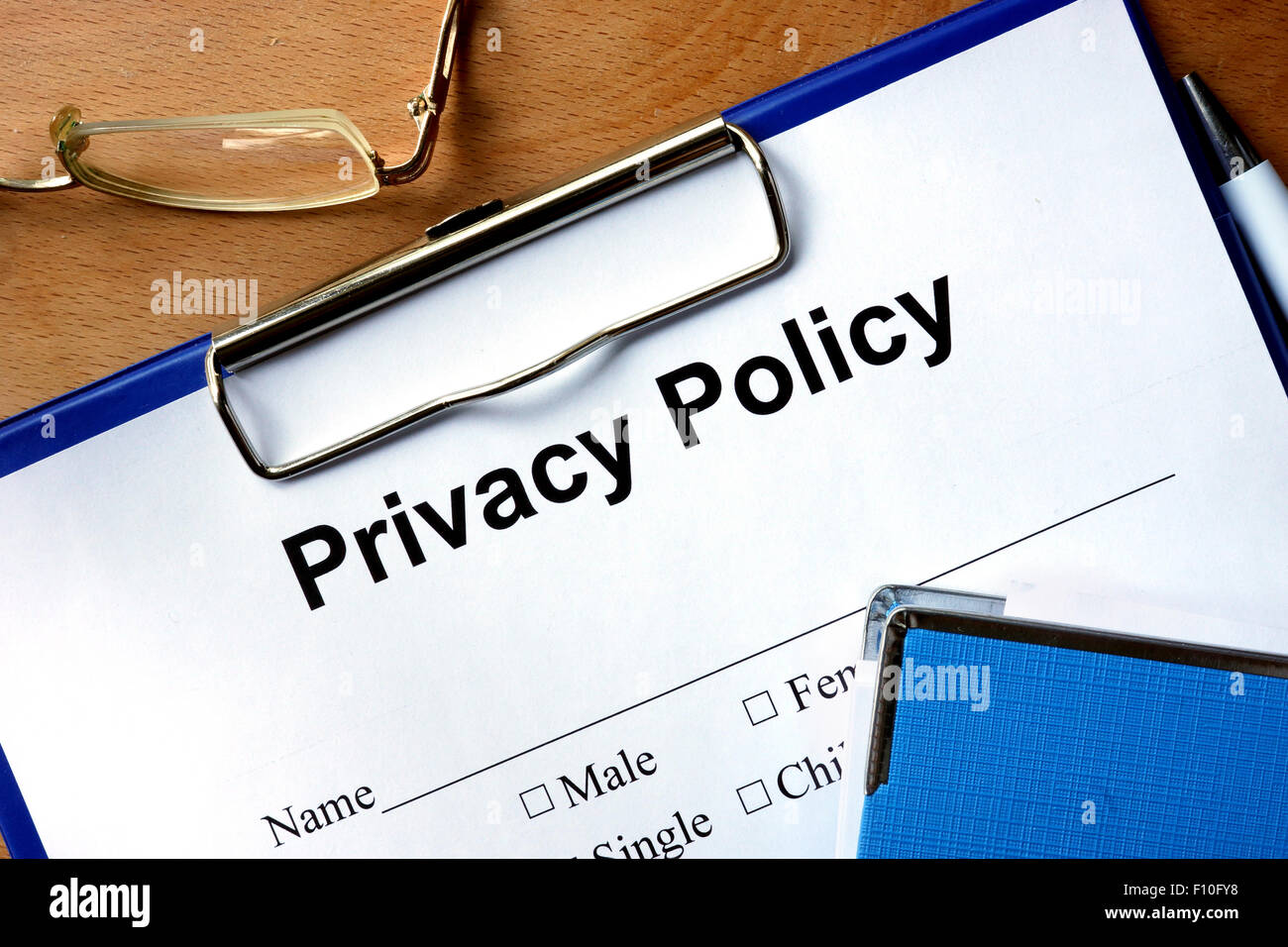 Política de privacidad formulario en una tabla de madera y la pluma. Foto de stock