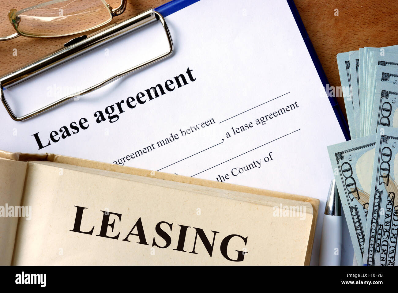 Libro con word formulario de contrato de arrendamiento, leasing y dinero. Foto de stock