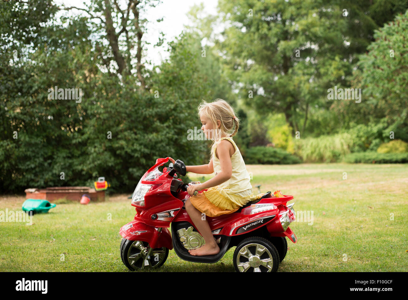 Niño de 2 años montando su moto de plástico Fotografía de stock - Alamy