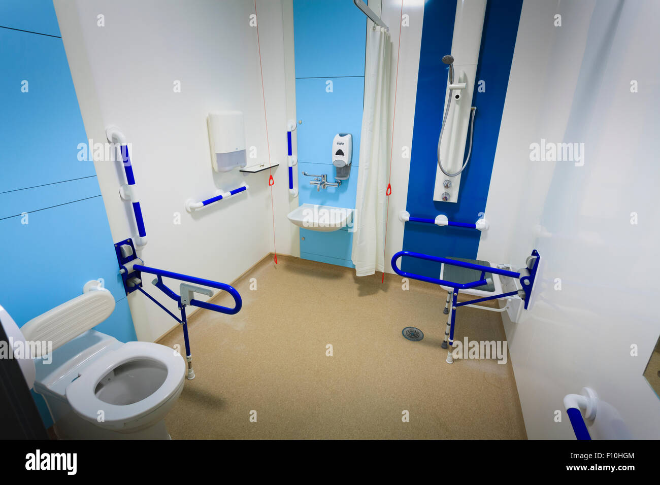Discapacitados baño wetroom en el hospital con la asistencia bares sin gente Foto de stock