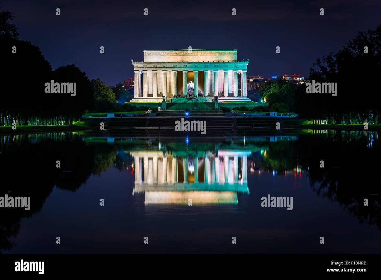 El Lincoln Memorial y el reflejo de la piscina por la noche, en el National Mall en Washington, DC. Foto de stock