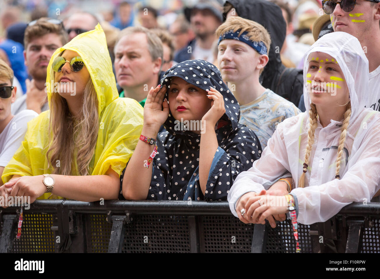 Los amantes de la música en el V Festival en Chelmsford Essex en la lluvia. Foto de stock