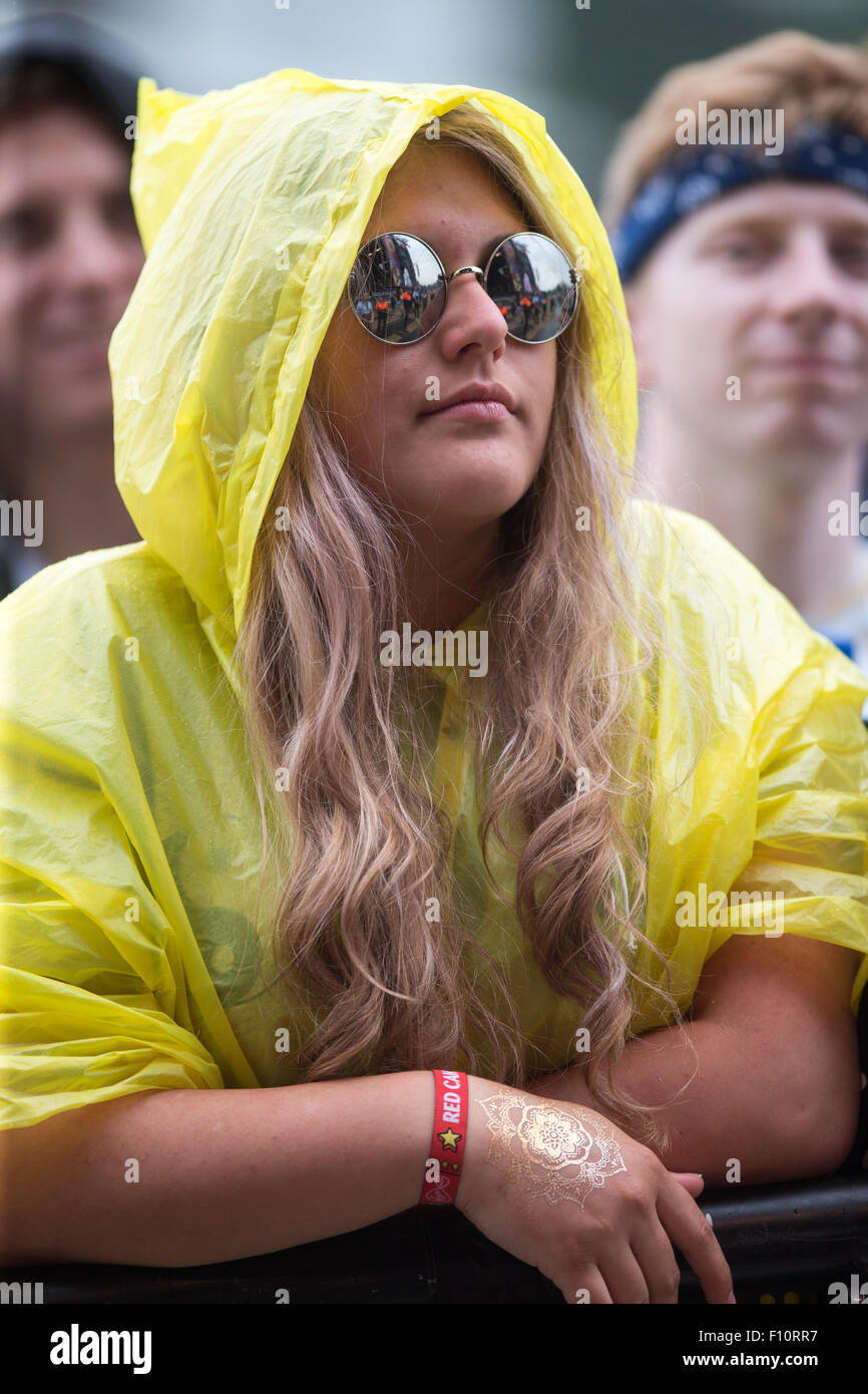 Los amantes de la música en el V Festival en Chelmsford Essex en la lluvia. Foto de stock