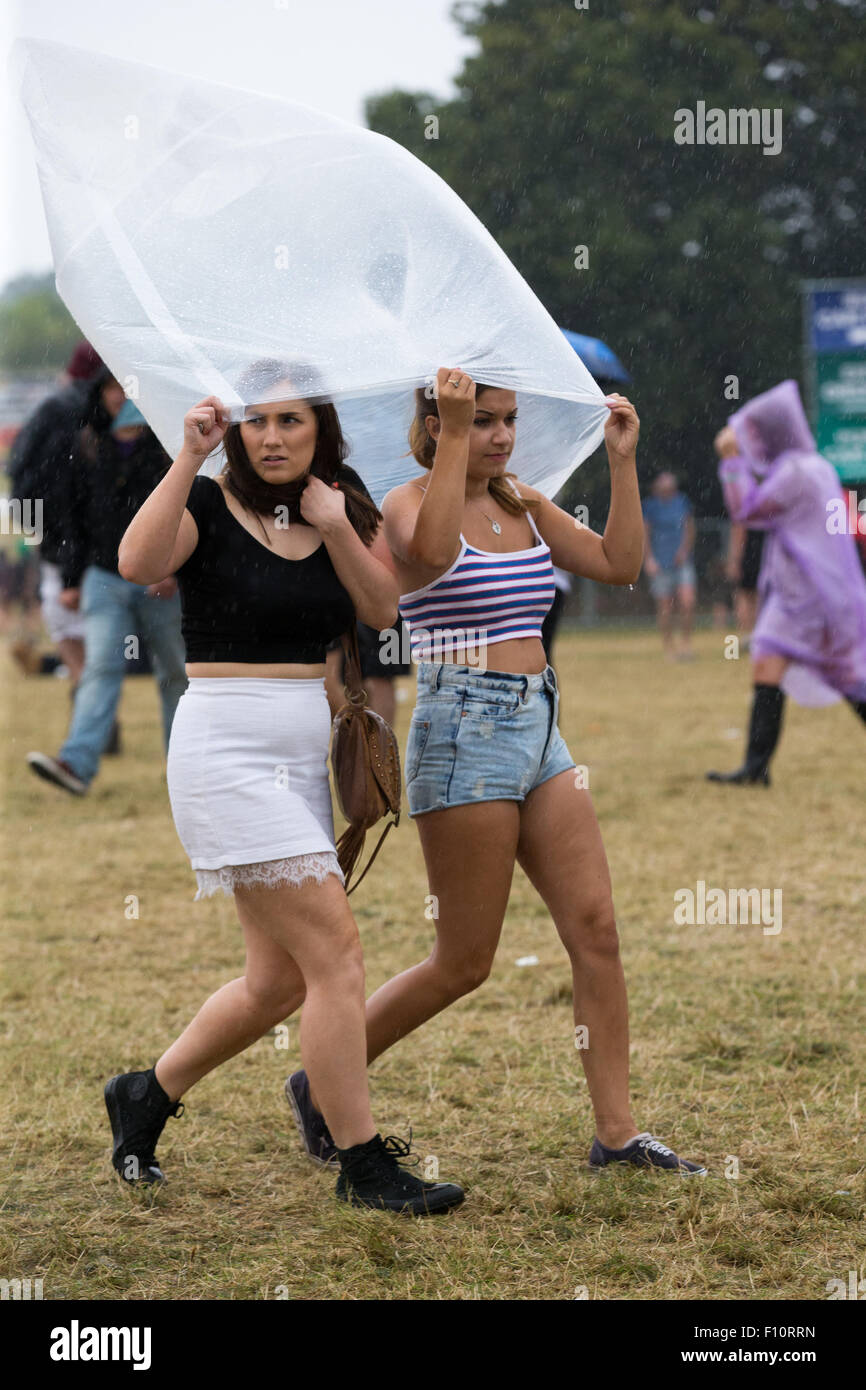 Los amantes de la música en el V Festival en Chelmsford Essex en la lluvia. Foto de stock