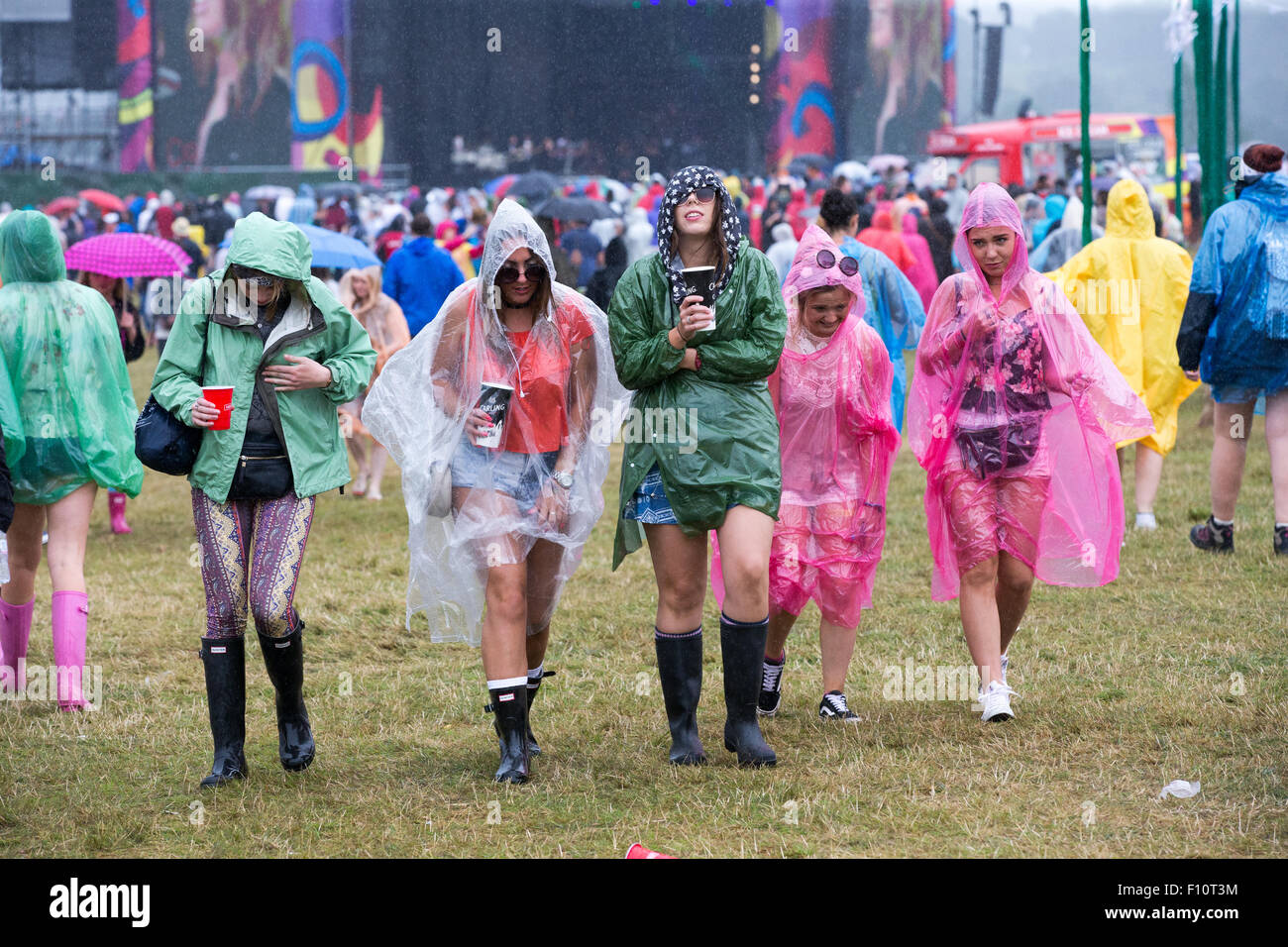 Los amantes de la música en el V Festival en Chelmsford Essex en la lluvia. Foto de stock