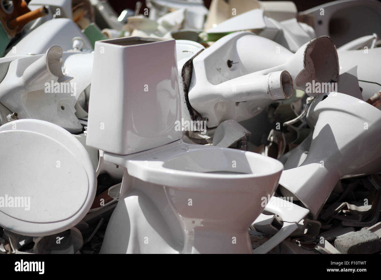 Dumping inodoro roto Fotografía de stock - Alamy