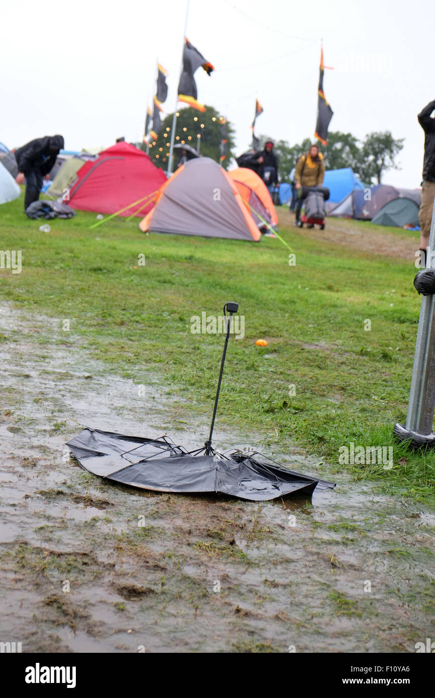 digerir taza Inferior Camping en el festival de música en la lluvia en Somerset, agosto de 2015  Fotografía de stock - Alamy