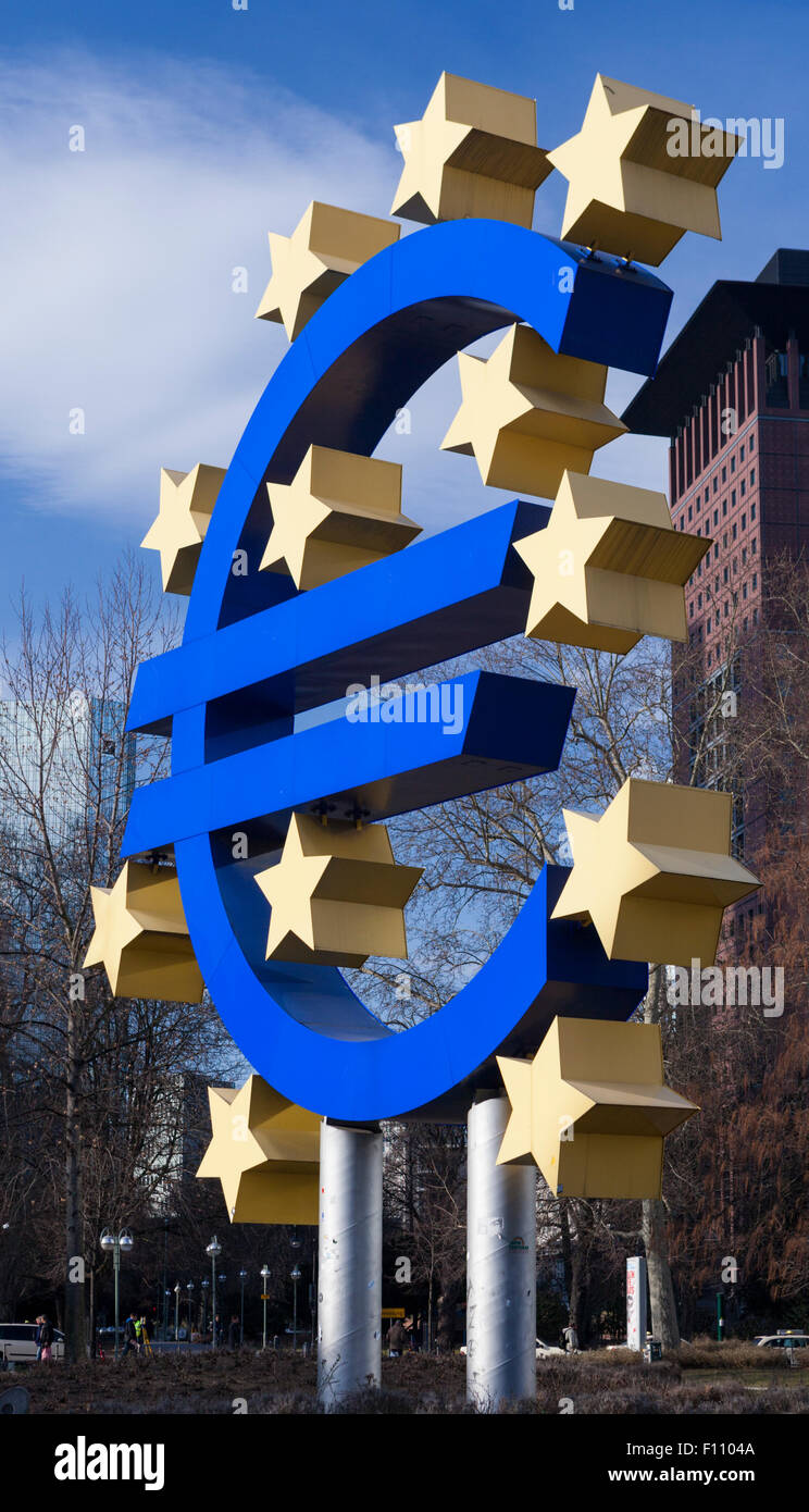 Símbolo de moneda de euro en la Willy-Brandt-Platz, cerca del Banco Central Europeo en Frankfurt Alemania Foto de stock