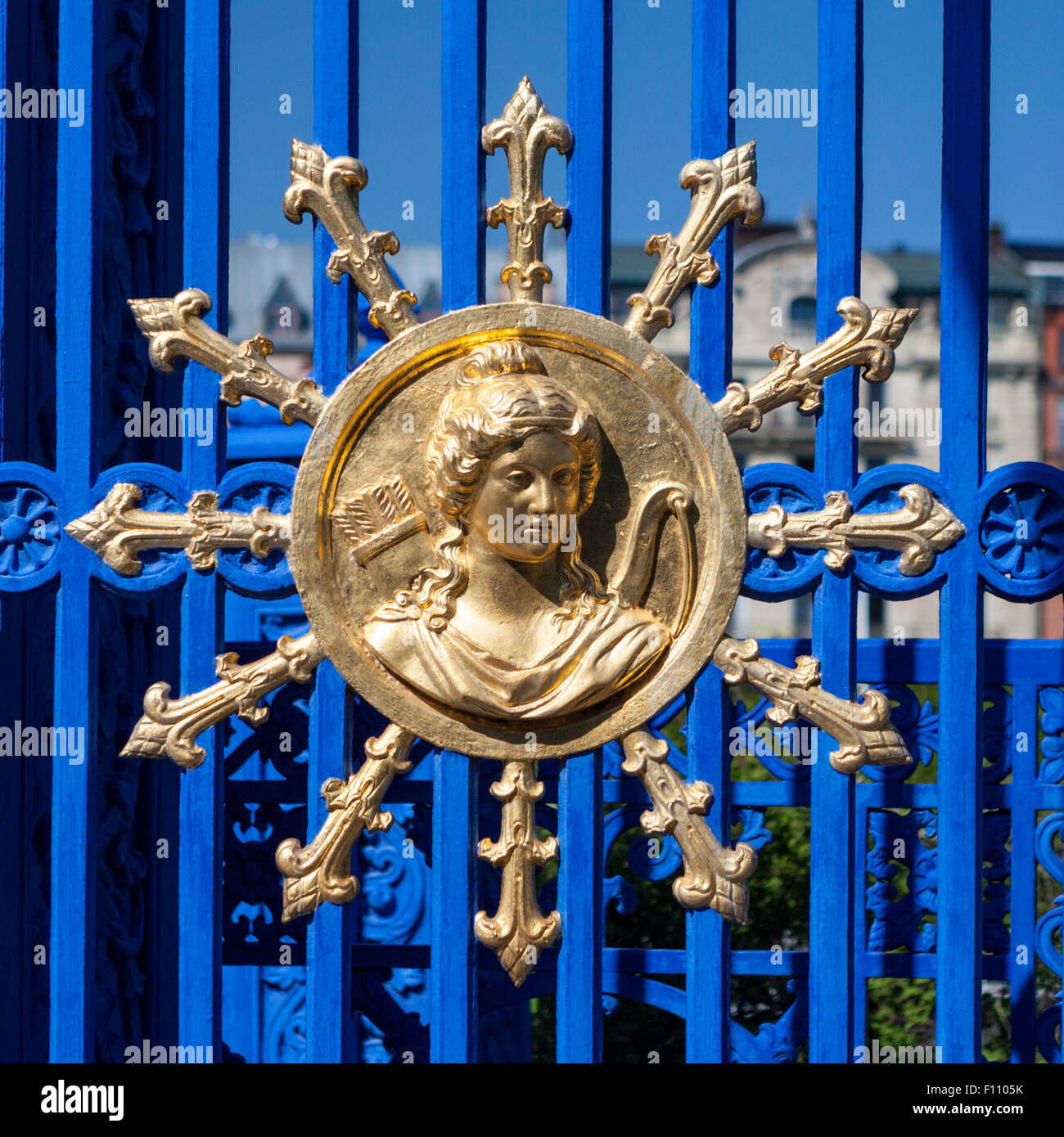 Medallón dorado en la compuerta para Lusthusporten mansion en Djurgården, Estocolmo, Suecia Foto de stock