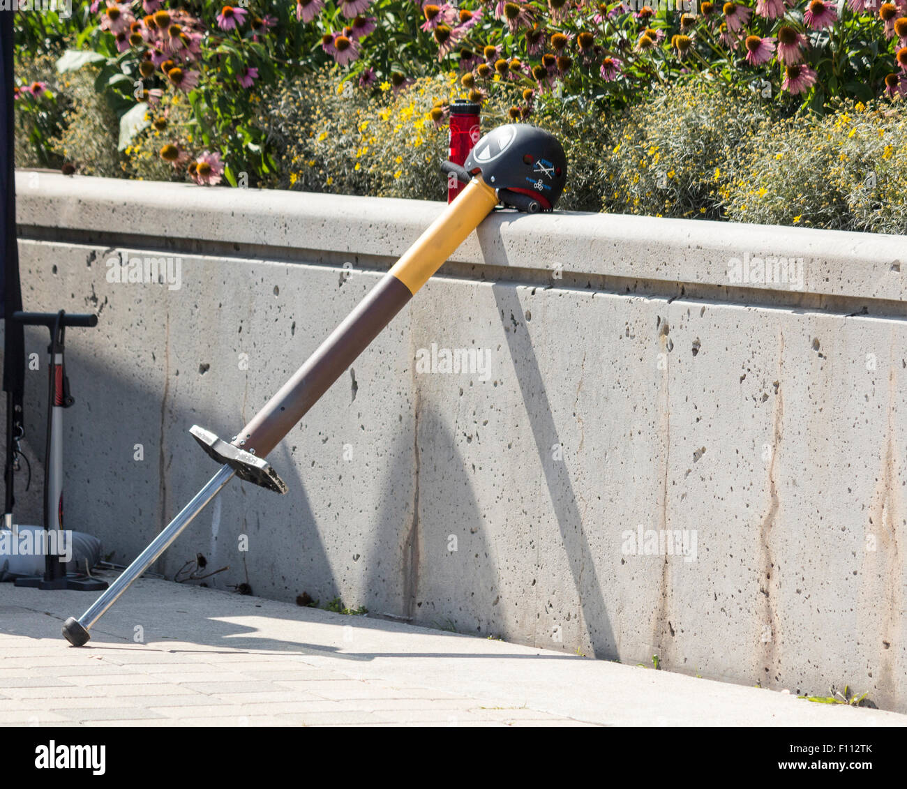 Pogo Stick utilizado en Xpogo Stunt Show se inclina contra la pared preparada para el show Canadian National Exhibition, en Toronto, Ontario, Canadá Foto de stock