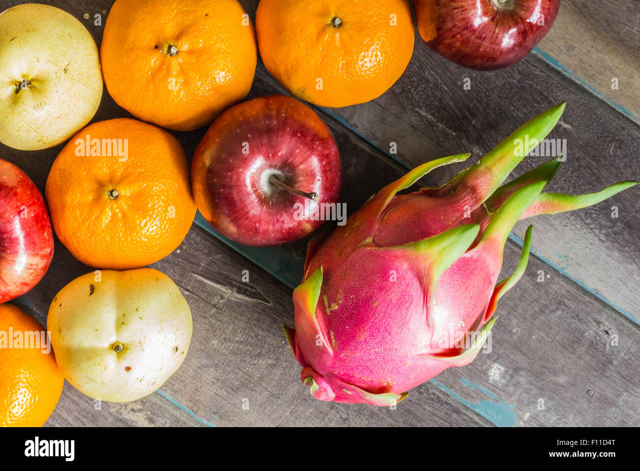 Una variedad colorida de frutas de pisos de madera. Foto de stock