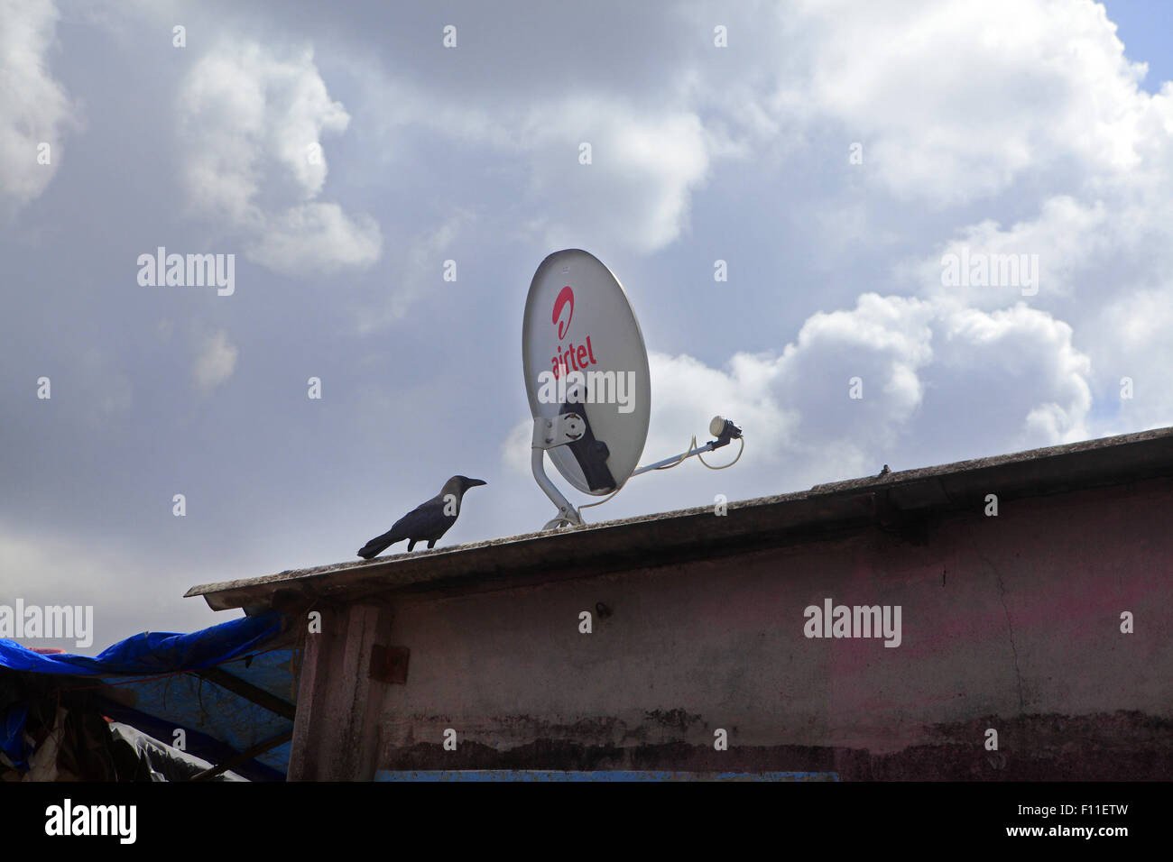 El 21 de agosto, 2015 - Mumbai, Maharshtra, India - 21 Ago 2015 - Mumbai - INDIA:.en un barrio de chabolas de Bombay con antena parabólica de televisión..En un mercado emergente y creciente economía barrios en las ciudades indias son el registro en la televisión antenas parabólicas en una gran forma. La televisión es muy popular en la India diario con jabones,Noticias & Cricket Broadcasts liderando el camino..la televisión India fabricantes de hardware están especialmente desarrollar conjuntos de bajo precio ay los pobres de las zonas urbanas, donde el potencial de crecimiento es enorme. (Crédito de la Imagen: © Subhash Sharma a través de Zuma Wire) Foto de stock