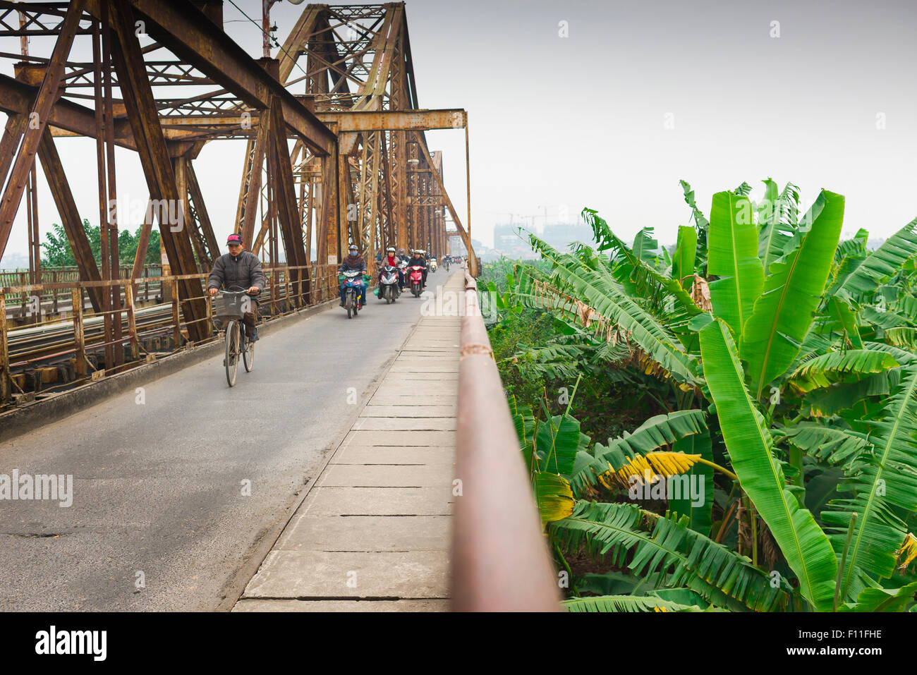 Puente de Hanoi Long Bien, vista del tráfico de la mañana temprano en el puente de Long Bien de Hanoi, Vietnam. Foto de stock