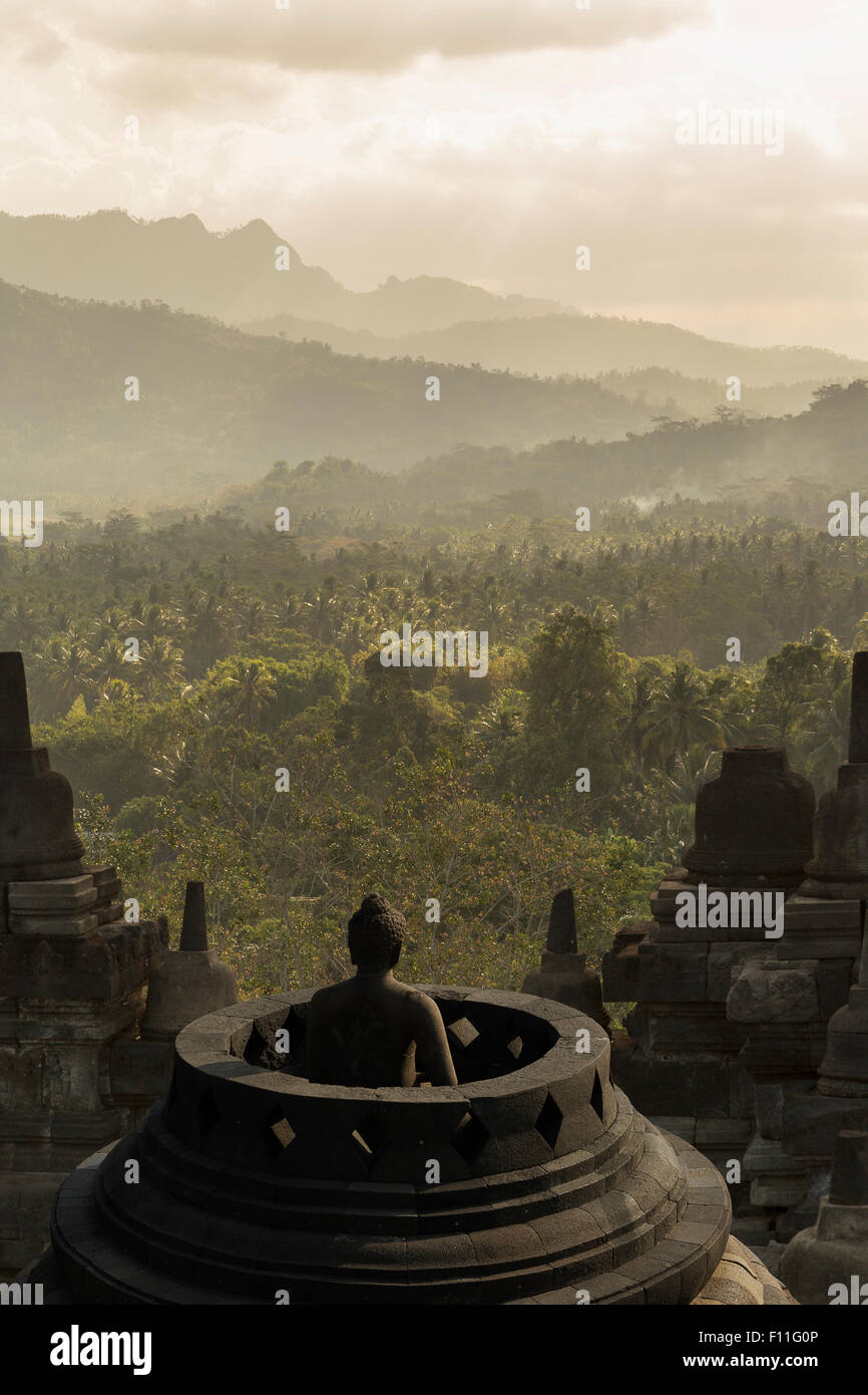 Estatua de Buda en el templo de Borobudur, Borobudur, Indonesia Foto de stock