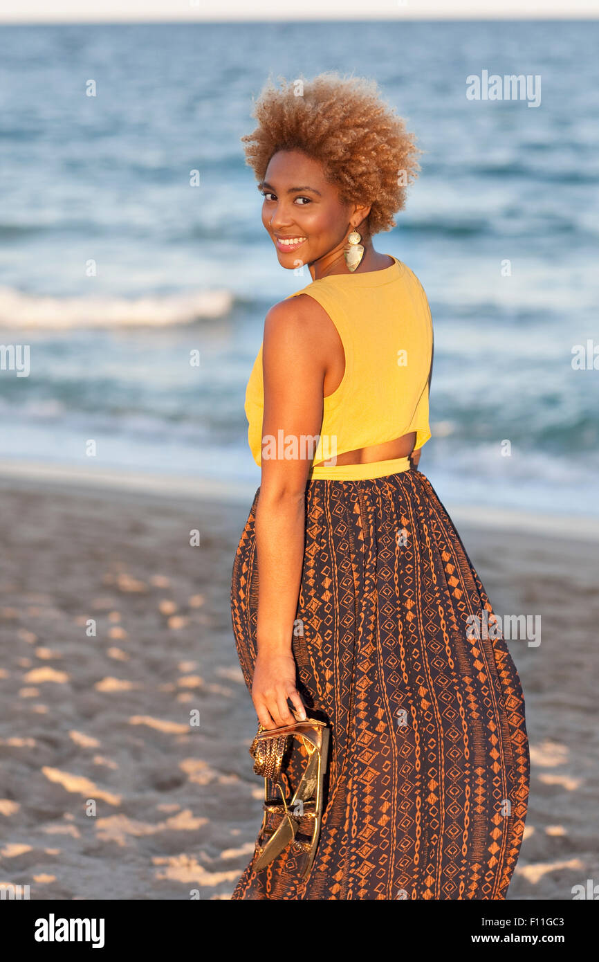 Mujer Negra llevar sandalias de playa Fotografía de stock - Alamy