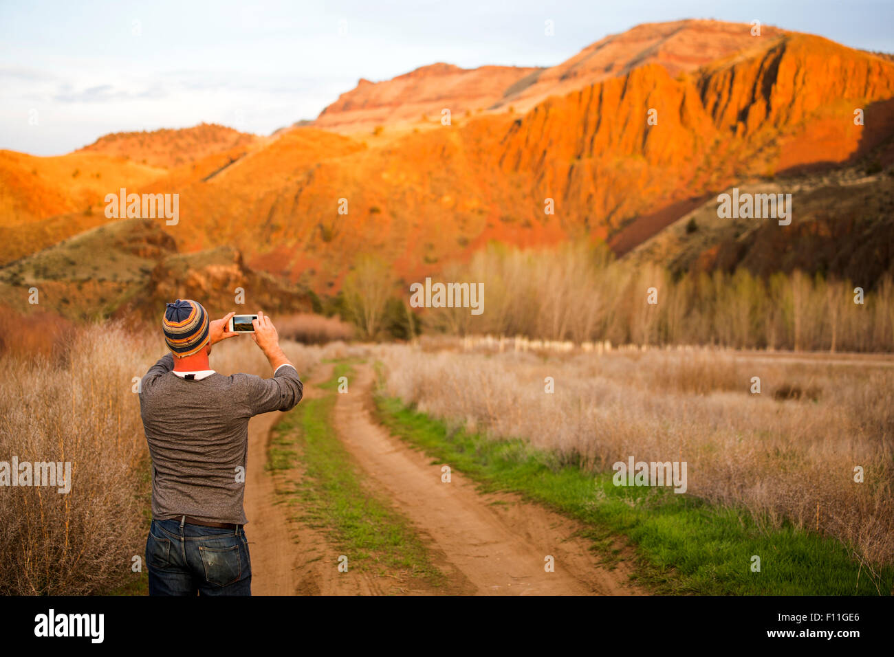 Hombre caucásico fotografiar colinas desérticas, cerros pintados, Oregon, Estados Unidos Foto de stock