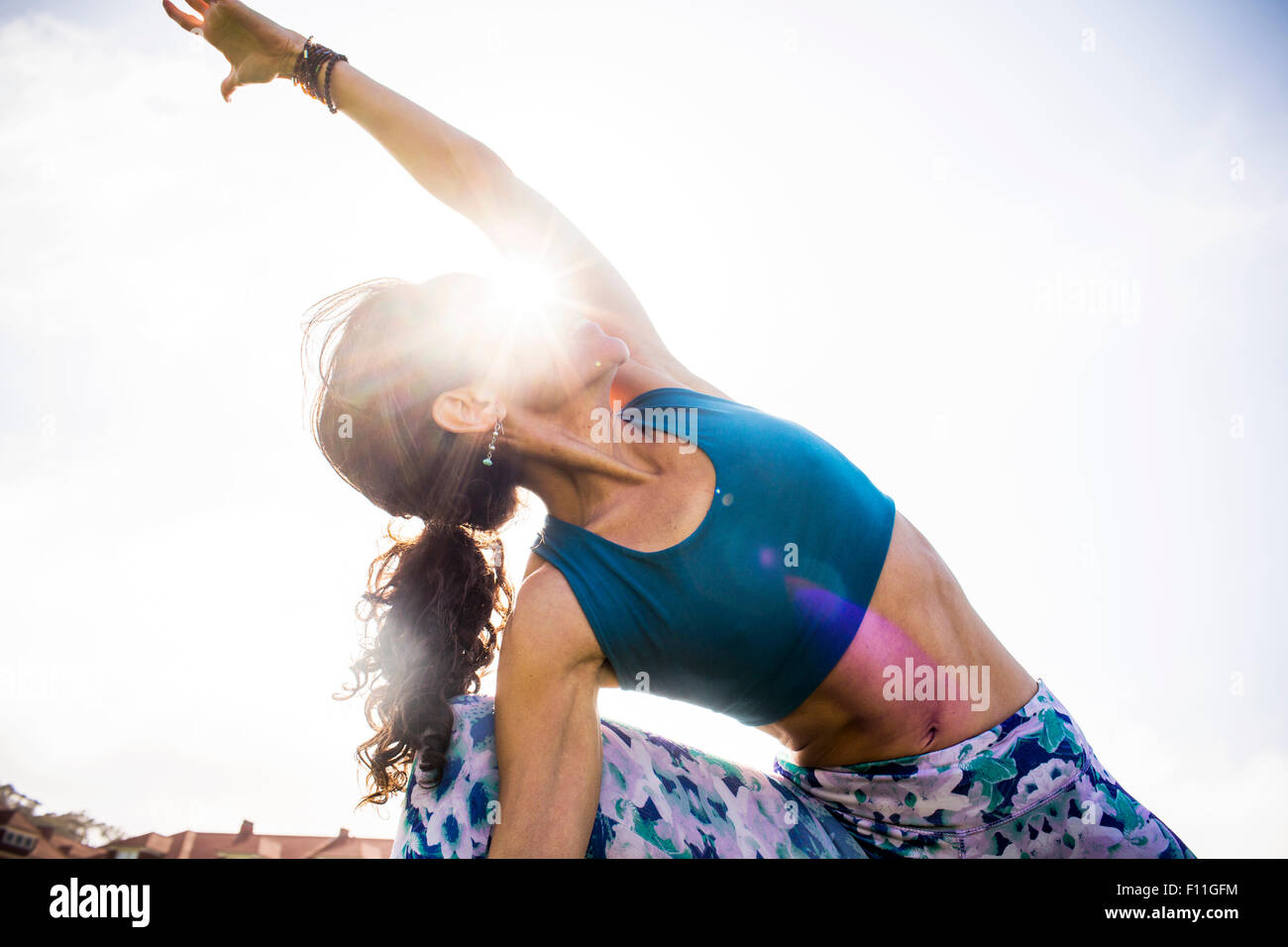 Ángulo de visión baja de mujer hispana practicando yoga al aire libre Foto de stock