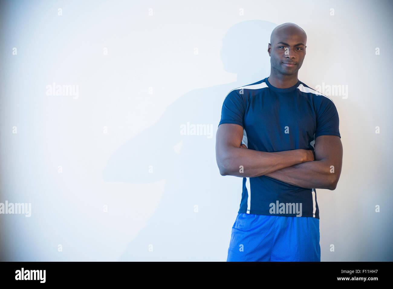medida declaración Alrededor Hombre Negro vistiendo ropa deportiva Fotografía de stock - Alamy
