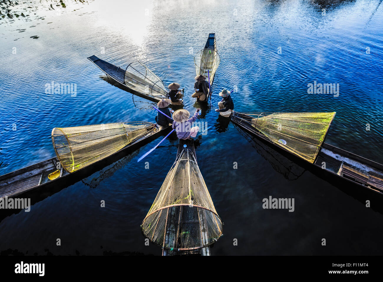 Un alto ángulo de vista de pescadores asiáticos pescan en canoas por el río Foto de stock