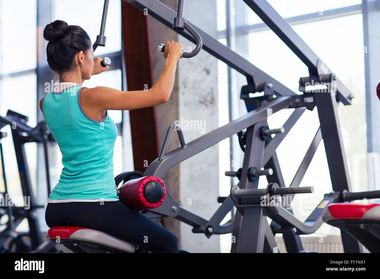 Girl back fitness machine training fotografías e imágenes de alta  resolución - Alamy