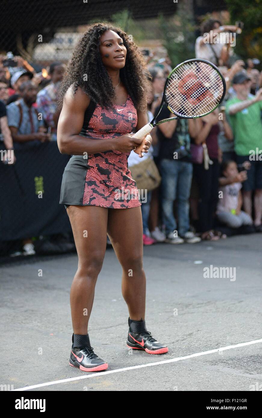 Nueva York, NY, EUA. 24 Aug, 2015. Serena Williams en la asistencia para el  XX Aniversario de la icónica Calle Nike Tenis Ad, Washington Street, West  Village, Nueva York, NY, 24 de