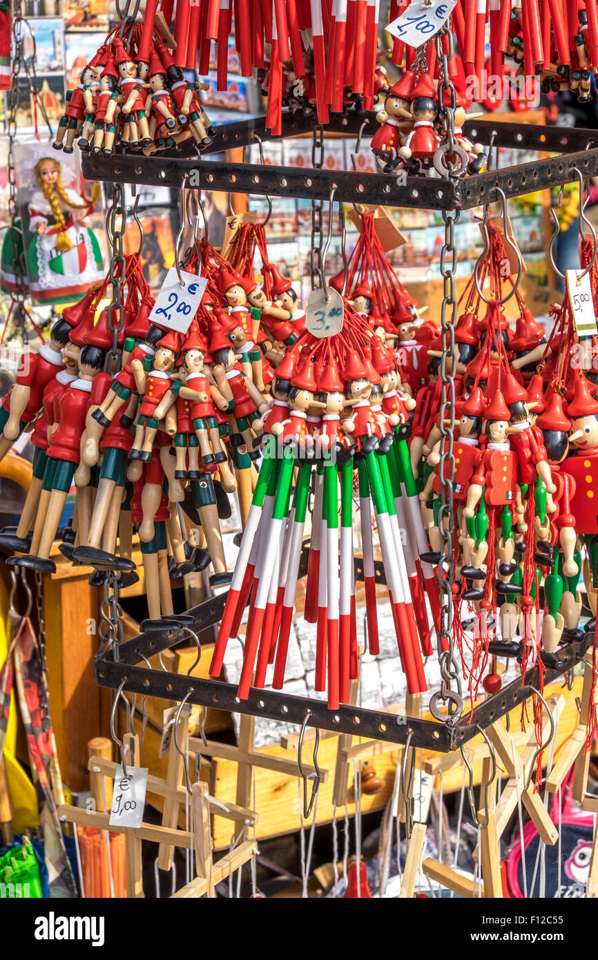 Una selección de típico turista italiano regalos a un soporte de pantalla  Fotografía de stock - Alamy