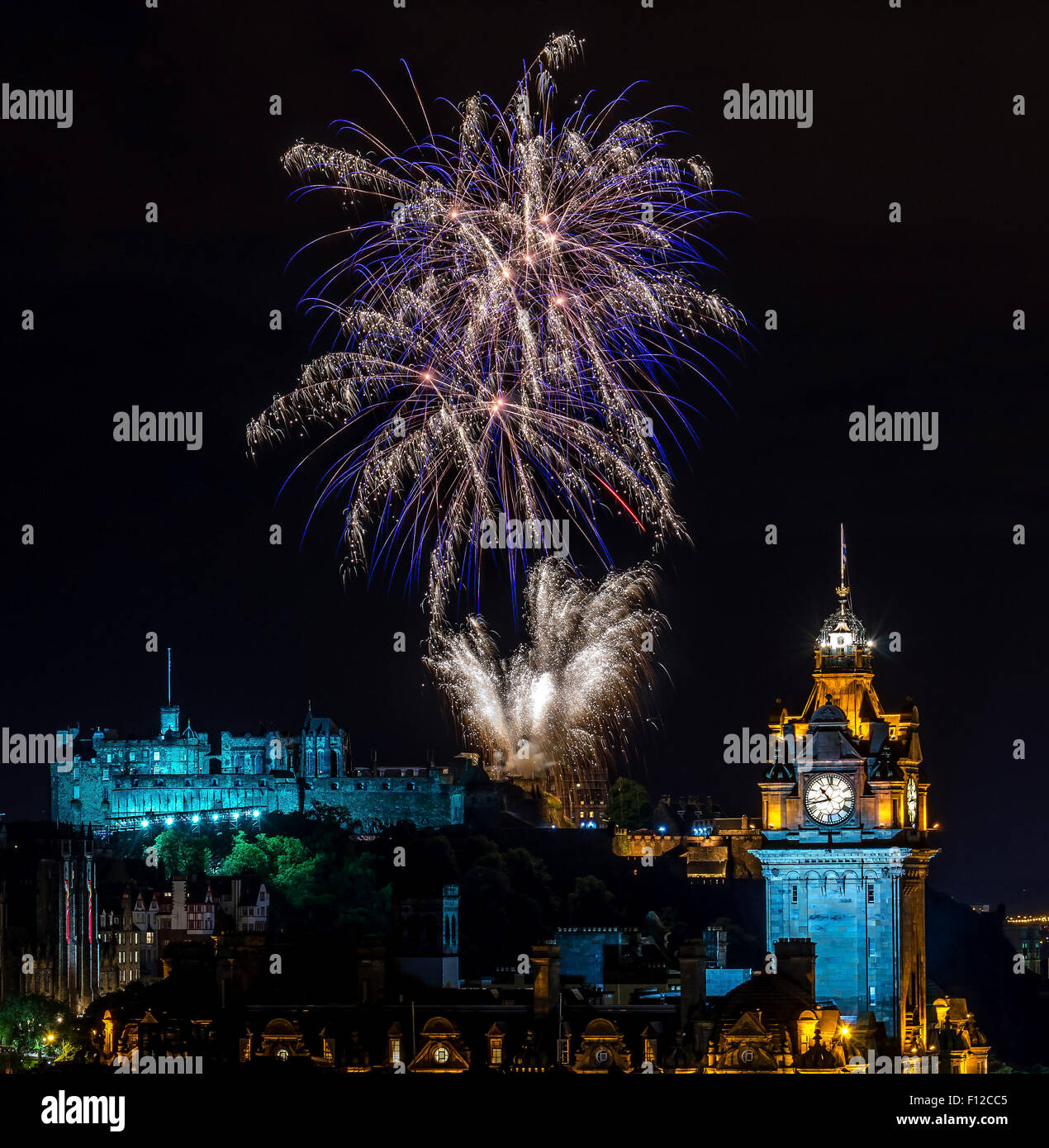 Fuegos artificiales sobre el Castillo de Edimburgo en el extremo de la Edinburgh Military Tattoo Foto de stock