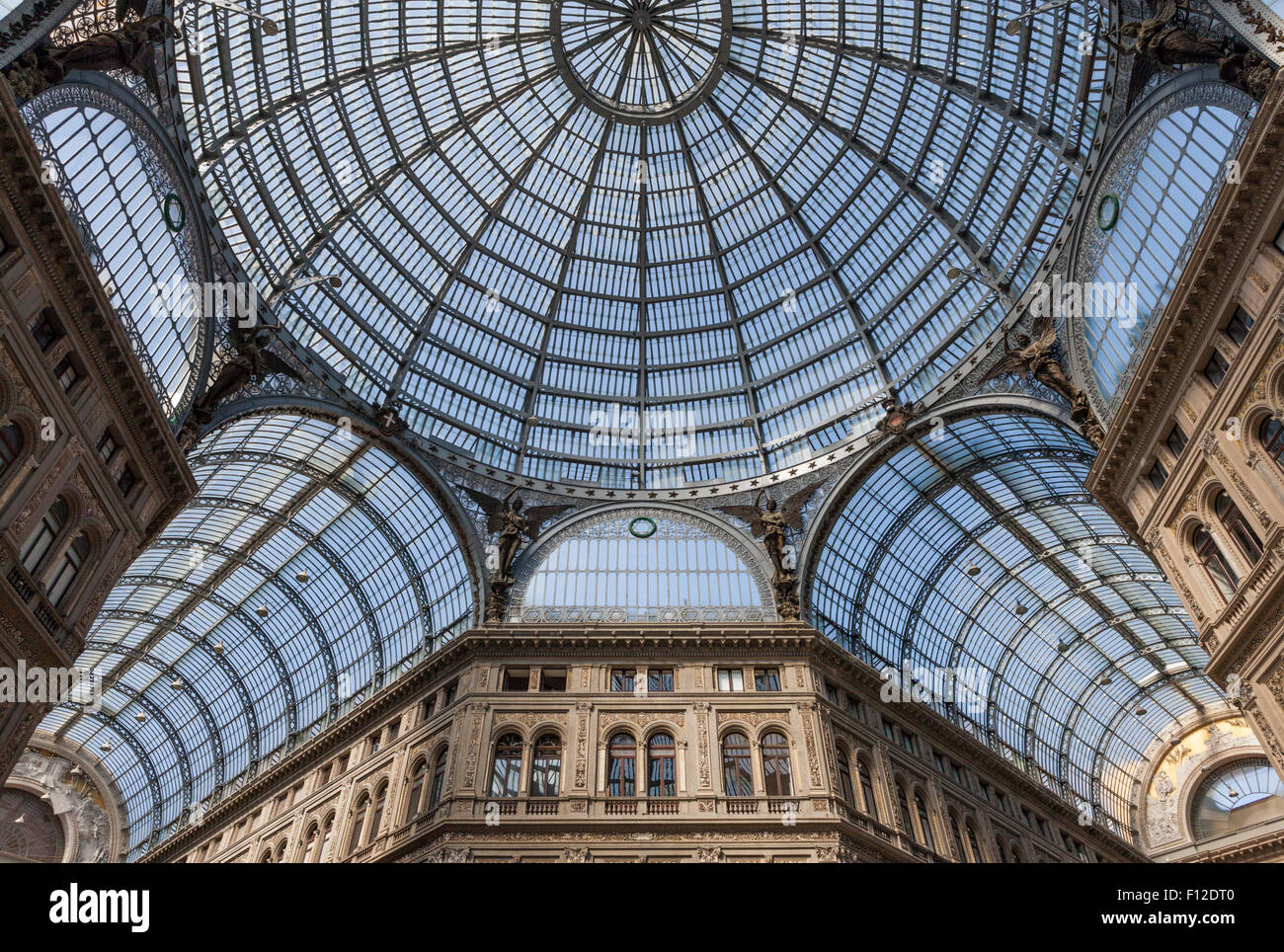 Cúpula de vidrio y bóvedas de la Galleria Umberto I de Nápoles, Italia Foto de stock