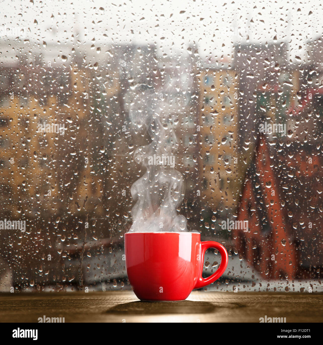 Taza de café caliente en un día de lluvia Fotografía de stock - Alamy